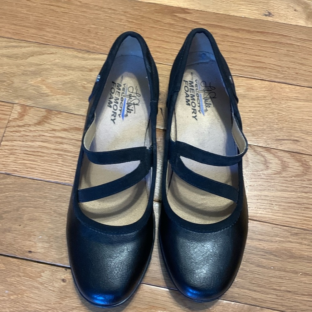 Black flats warn once for an event. Size 8